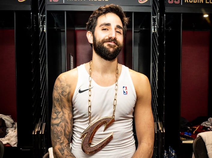 Ricky Rubio posa con el collar que le reconoce como jugador más destacado de su equipo.