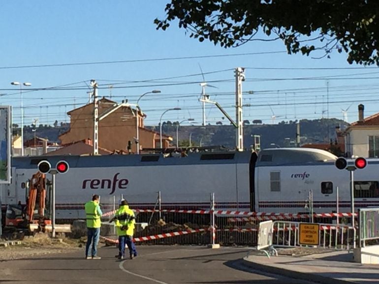 Imagen del paso a nivel cerrado en el comienzo de las obras de la pasarela