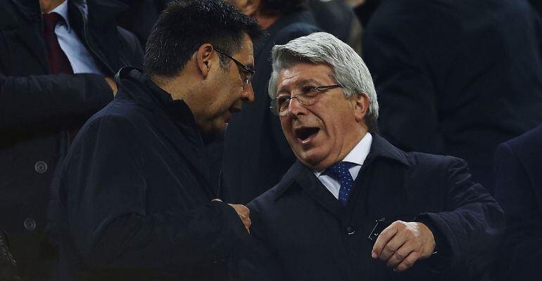 Josep María Bartomeu, junto a Enrique Cerezo en el Camp Nou