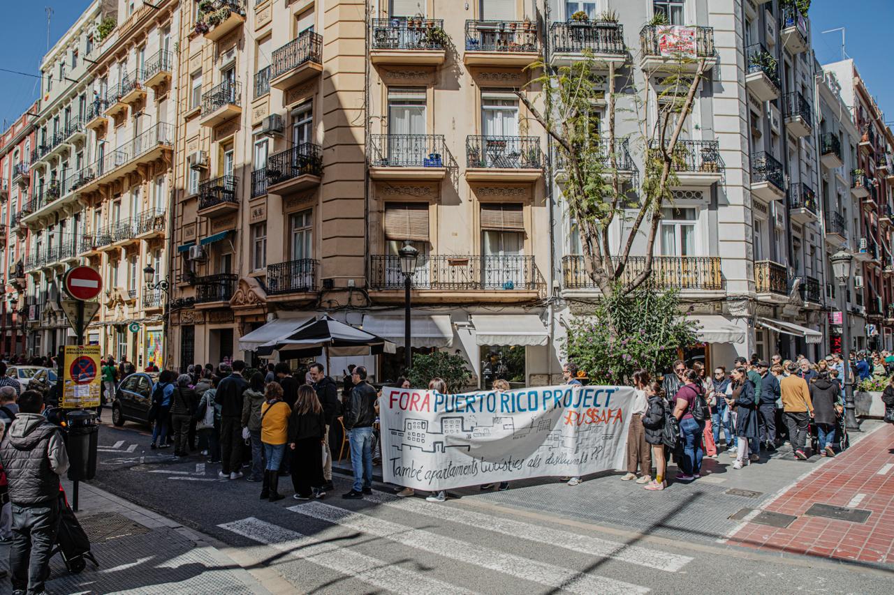 Los vecinos de Russafa forman una cadena humana contra un proyecto turístico