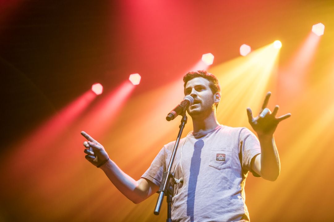 Willy Bárcenas durante un concierto con Taburete en Barcelona