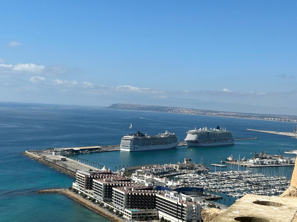 Dos cruceros atracados en el puerto de Alicante (archivo)