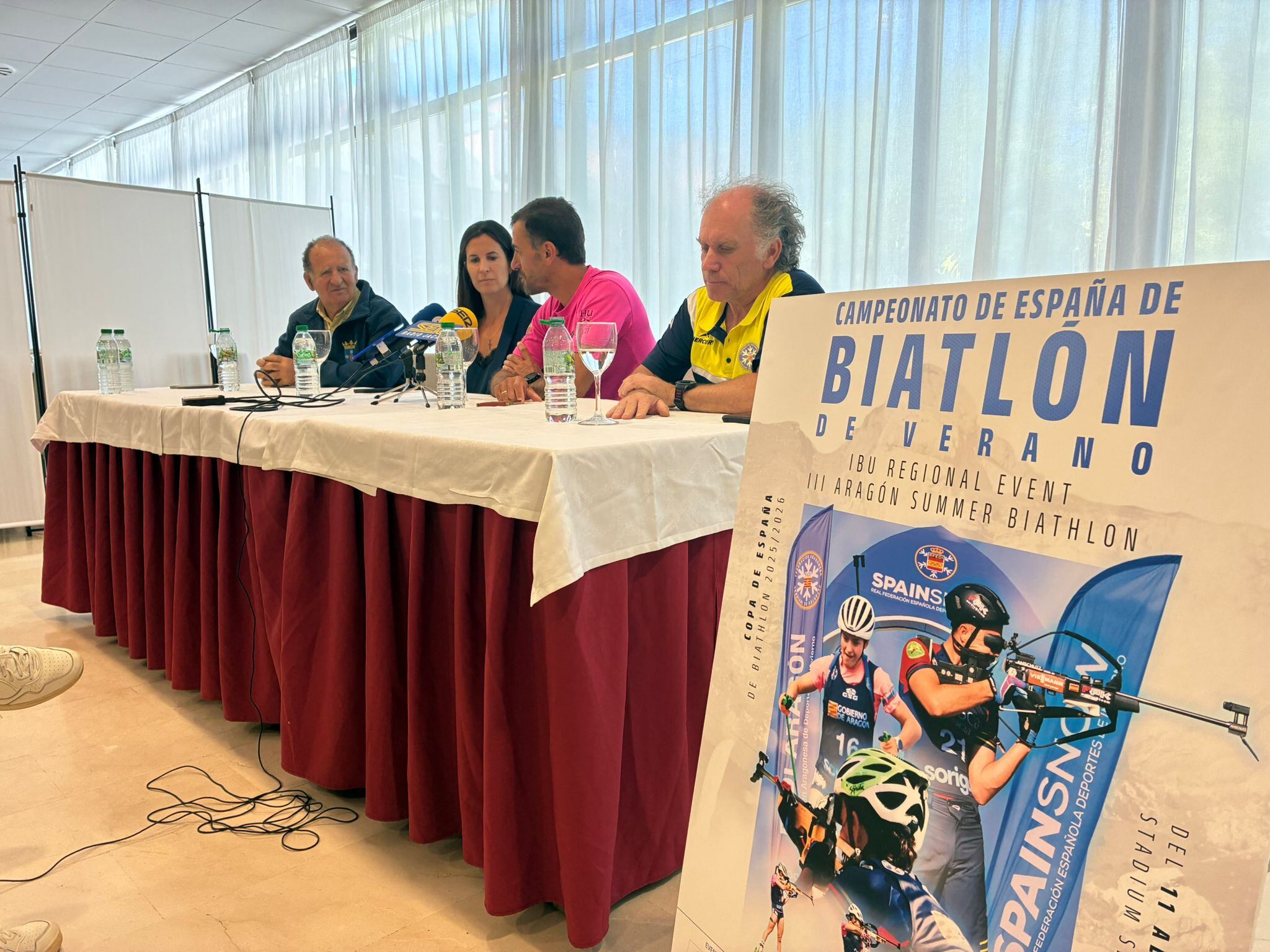 Cándido Méndez (concejal del Ayuntamiento de Aísa), Cristina García (directora general de Deportes del Gobierno de Aragón), Carlos Lannes (director técnico de biathlon de RFEDI) y Michel Galay (director de la competición) en la presentación de la prueba