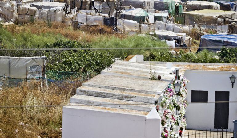 Vista de la zona de chabolas de la localidad onubense de Lepe en la que fue hallado en la tarde de ayer un cadáver de una mujer de 47 años, hecho por el cual la Guardia Civil ha detenido a un hombre como presunto autor de la muerte de su pareja.