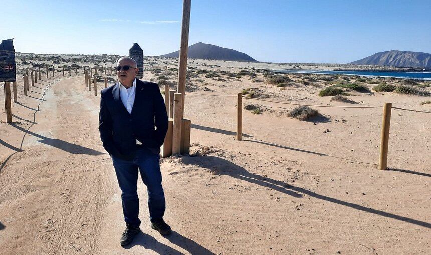 El concejal de NC en Teguise, Fernando Jiménez, en La Graciosa.