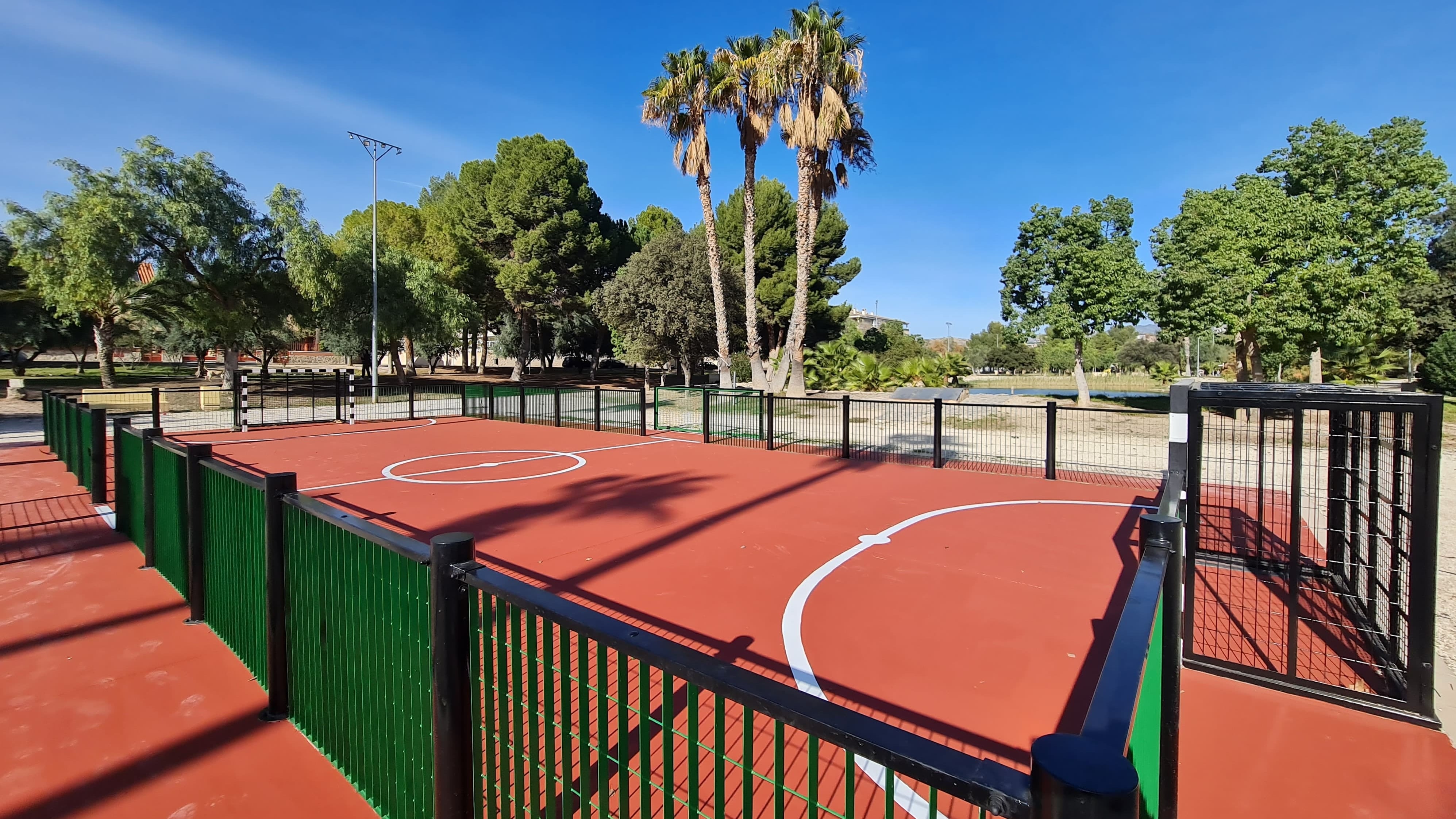 Se ha llevado a cabo la renovación de la pista deportiva urbana de los Jardines del Vinalopó de Elda