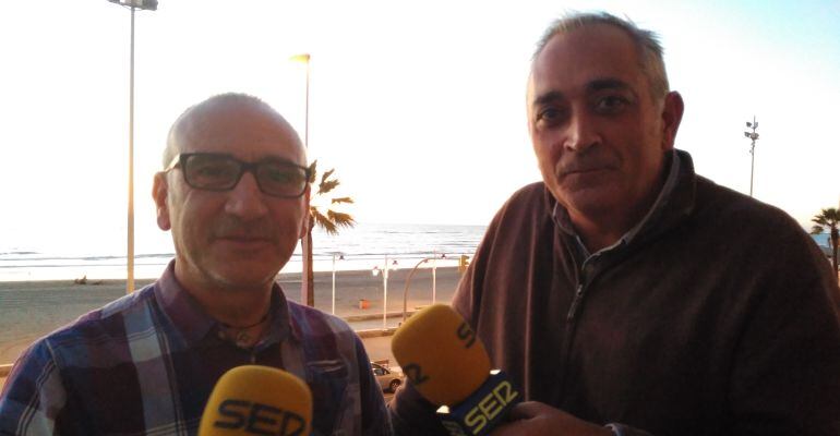 Jesús 'Piru' y Jesús Matos, componentes de la chirigota callejera 'Parchís...30 años después' en la terraza del bar de Paco 'el puntajurado'