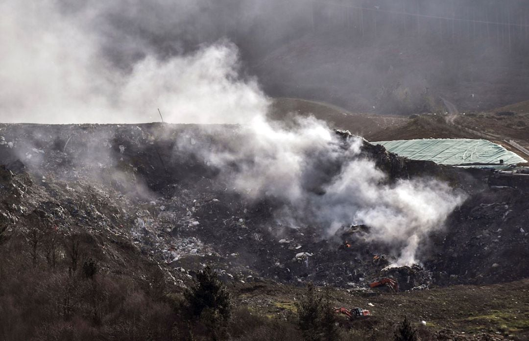 Vista de los trabajos este domingo de rescate de los dos trabajadores sepultados en el desplome de un vertedero de miles de toneladas de residuos industriales en Zaldibar (Bizkaia) el pasado jueves