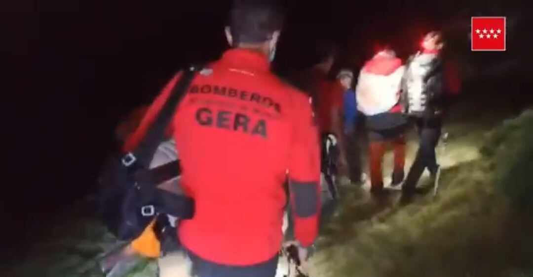 El Grupo Especial de Rescate en Altura de la Comunidad de Madrid durante el descenso