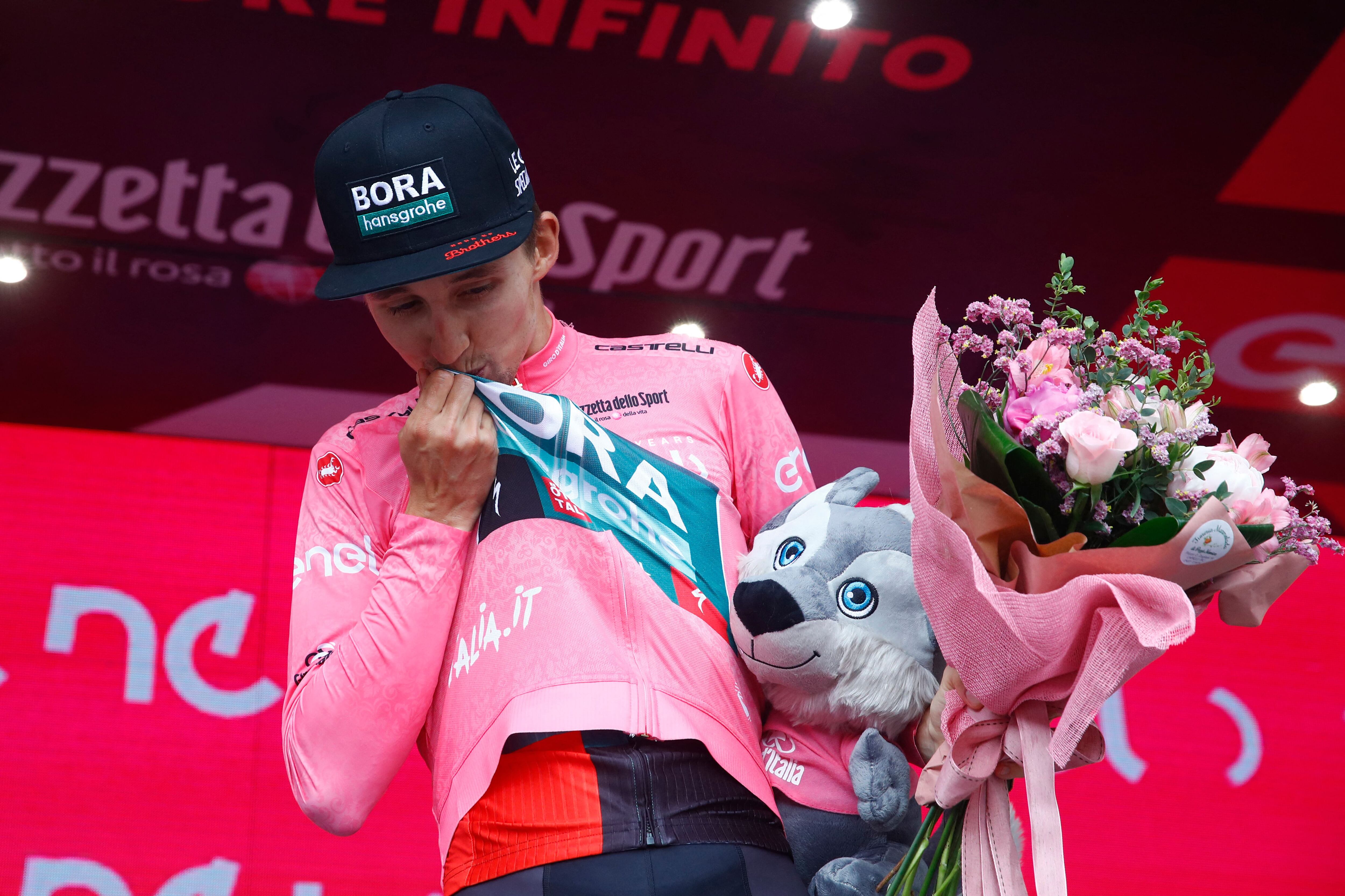 Jai Hindley besa la maglia rosa