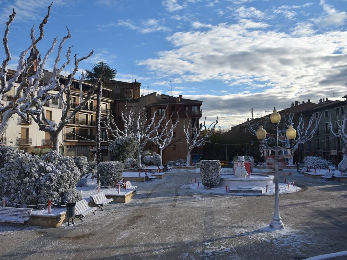 Barbastro estrena decoración navideña y transforma la plaza Aragón en un parque nevado