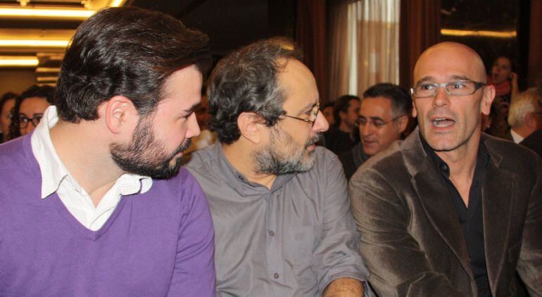 D&#039;esquerra a dreta, Gabriel Rufián (ERC), Antonio Baños (CUP), Raül Romeva (Junts pel Sí) conversen asseguts a la fila de convidats en l&#039;Assemblea General d&#039;Òmnium Cultural de dissabte