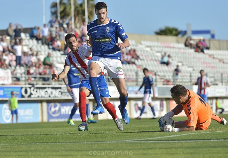 Melchor busca hacerse con un balón.