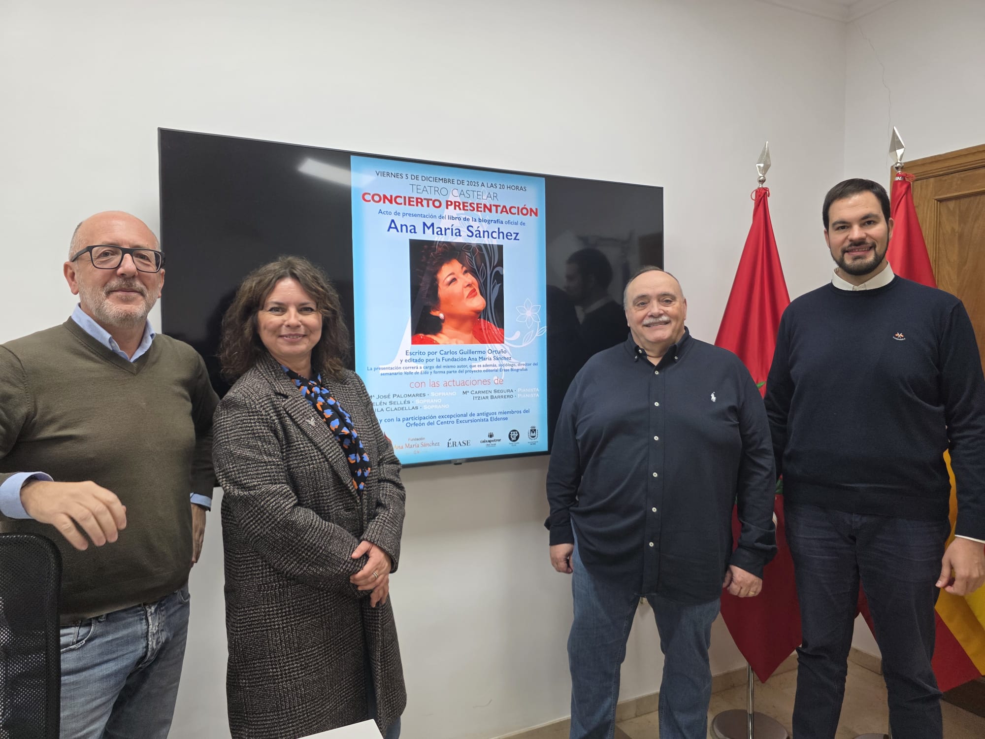 Imagen de la presentación del evento. El marido e hijo de Ana Mª, junto al autor de la biografía y la concejala de Teatro.
