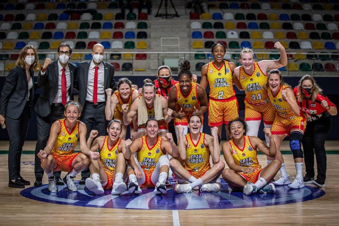 L'Uni, fent-se la foto de grup després de classificar-se per l'Eurolliga.