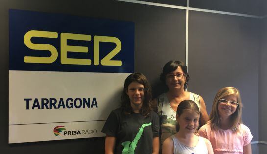Les guanyadores i la tutora d'una d'elles als estudis de SER Tarragona.