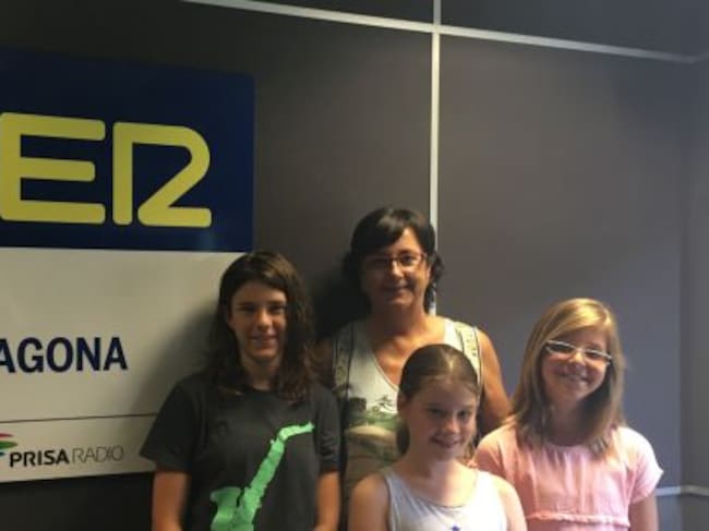 Les guanyadores i la tutora d'una d'elles als estudis de SER Tarragona.