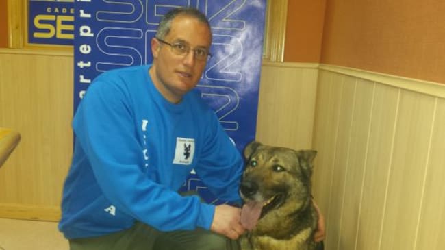 Alberto junto a Lena en los estudios de la radio
