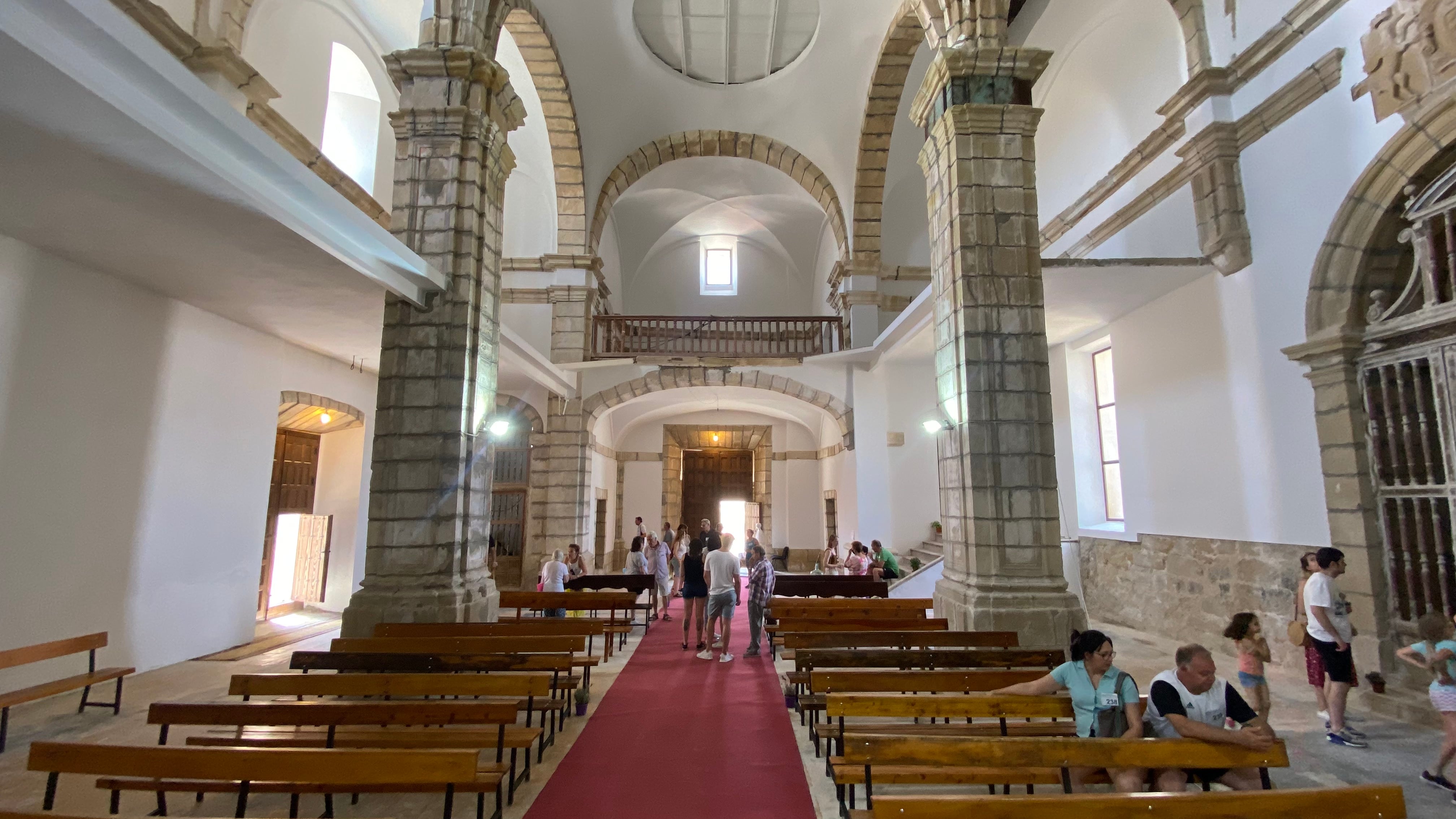 Interior de la iglesia de San Martín de Mazarulleque.