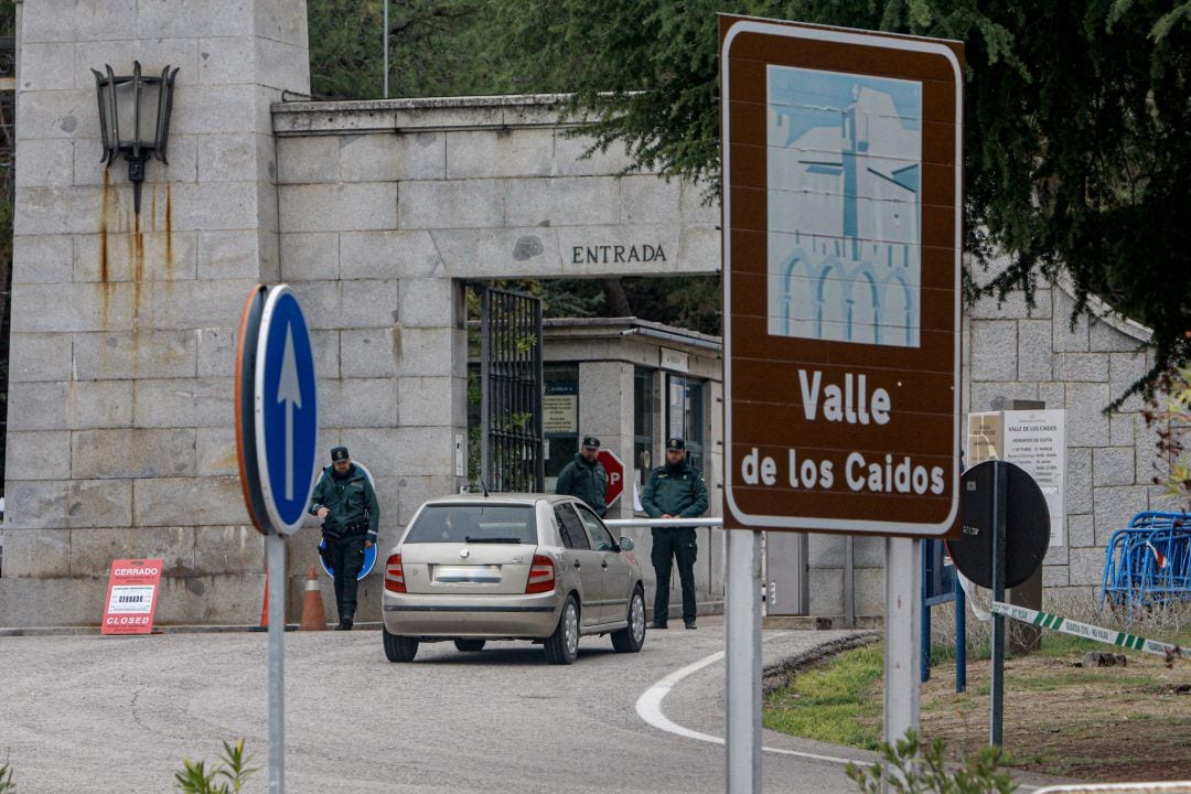 Un coche llega a la puerta de acceso del Valle de los Caidos