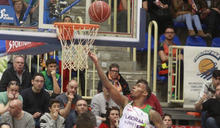 El base del Laboral Kutxa Darius Adams encesta durante el partido de la jornada 29 de la fase regula de la Liga ACB disputado ante el Fuenlabrada en el pabellón Fernando Martín de la localidad madrileña. 