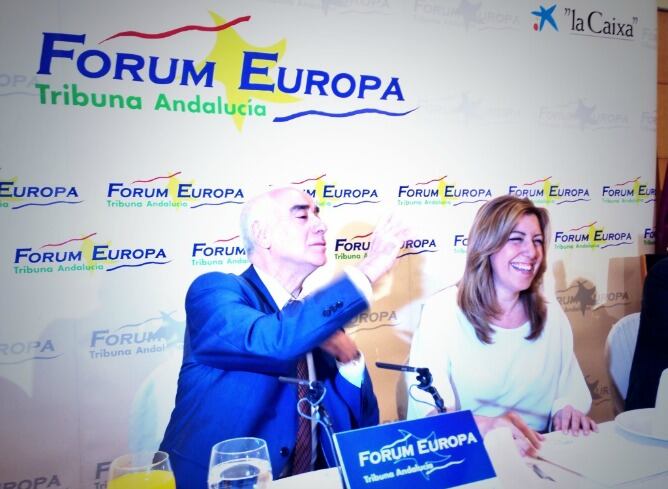 Luciano Alonso durante el desayuno informativo junto con su compañera de filas, Susana Díaz