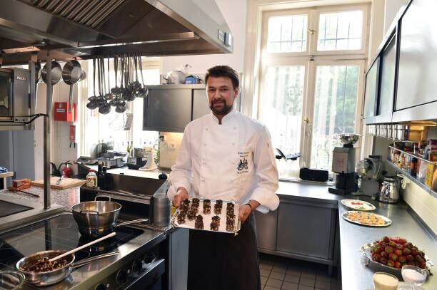 El Chef Robert Burgmeier prepara una tarta de chocolate y galleta. Photo: JENS KALAENE/dpa | usage worldwide (Photo by Jens Kalaene/picture alliance via Getty Images)