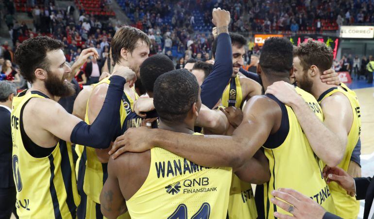 Los jugadores del Fenerbahçe celebran la clasificación para la Final Four.