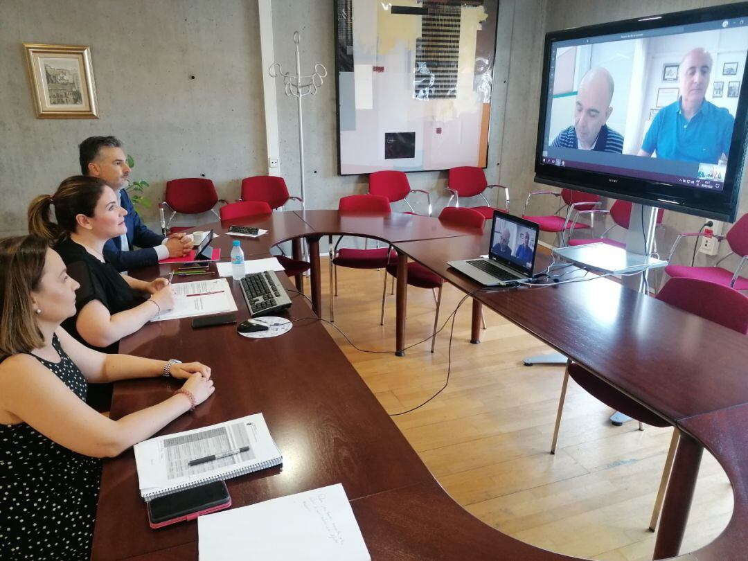 Esperanza Moreno (en el centro) en el encuentro virtual