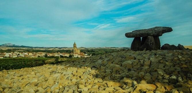 Una visita a la Rioja Alavesa también permite ver de cerca la Chabola de la Hechicera, dolmen situado en Elvillar (Álava).