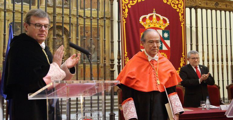 Gregorio Marañón (centro) en el momento de ser investido Doctor &#039;Honoris Causa&#039; por la UCLM junto al rector de la universidad, Miguel ángel Collado (izquierda) y el consejero de Educacón de Castilla-La mancha, Ángel Felpeto (derecha)