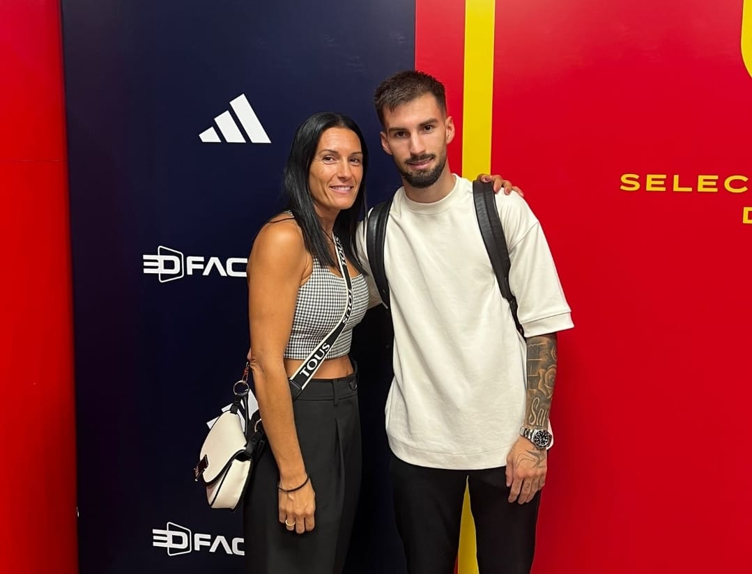 Álex Baena con su madre Sara en Granada tras debutar con la Selección Absoluta.