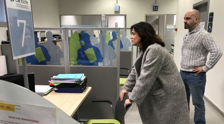 La Consejera de Empleo y Políticas Sociales del Gobierno Vasco, Beatriz Artolazabal, en una imagen de archivo durante una visita a las oficinas de Lanbide en Zumarraga