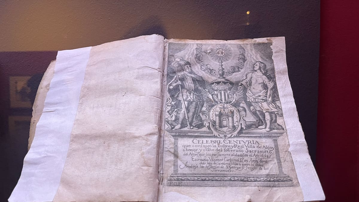 T04 X 07 _Alcoi, avant la Festa!_El llibre 'Célebre centuria'