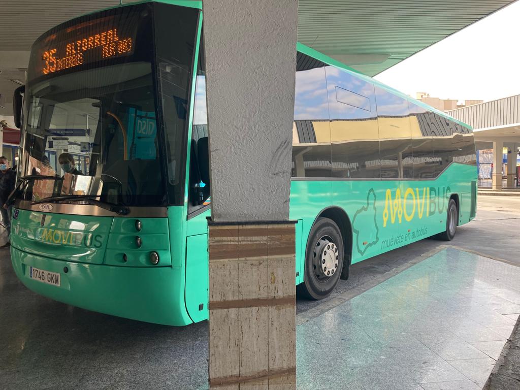 Uno de los vehículos de las líneas de Movibus estacionado en la estación de autobuses de Murcia