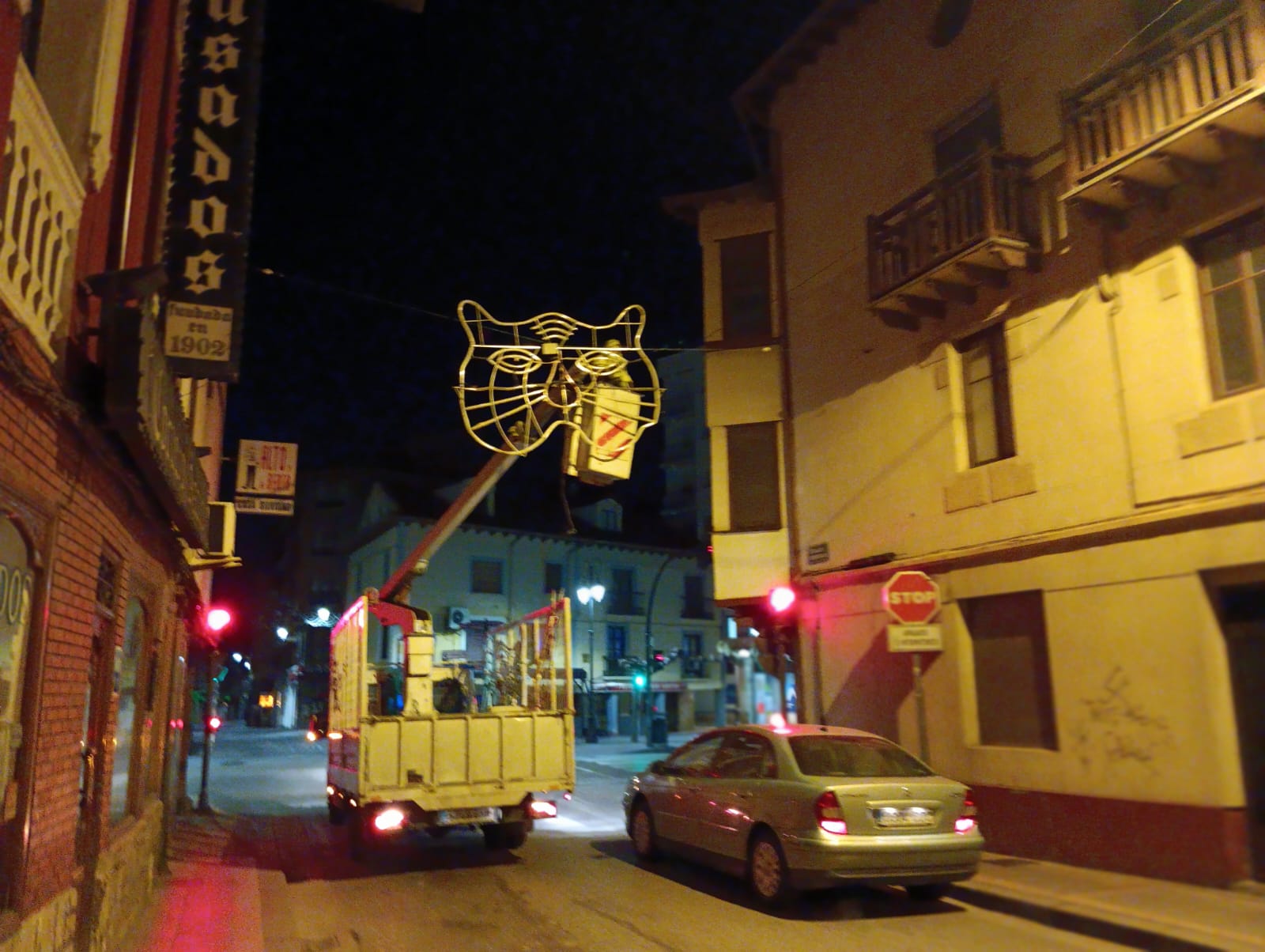 La empresa que instala las luces del recorrido del Carnaval trabajaba la madrugada de este viernes para tener realizado a tiempo su trabajo