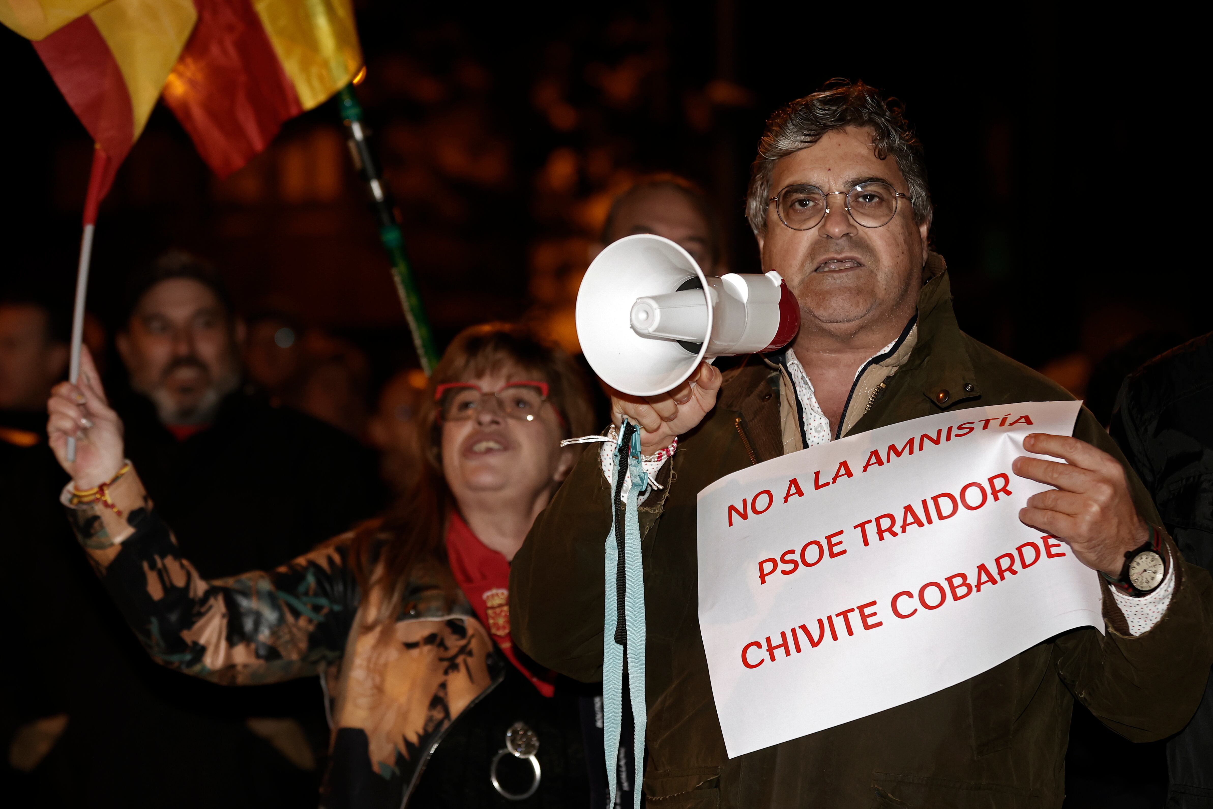 Varios cientos de personas se concentraban frente a la sede del PSN-PSOE, en el paseo Sarasate de Pamplona