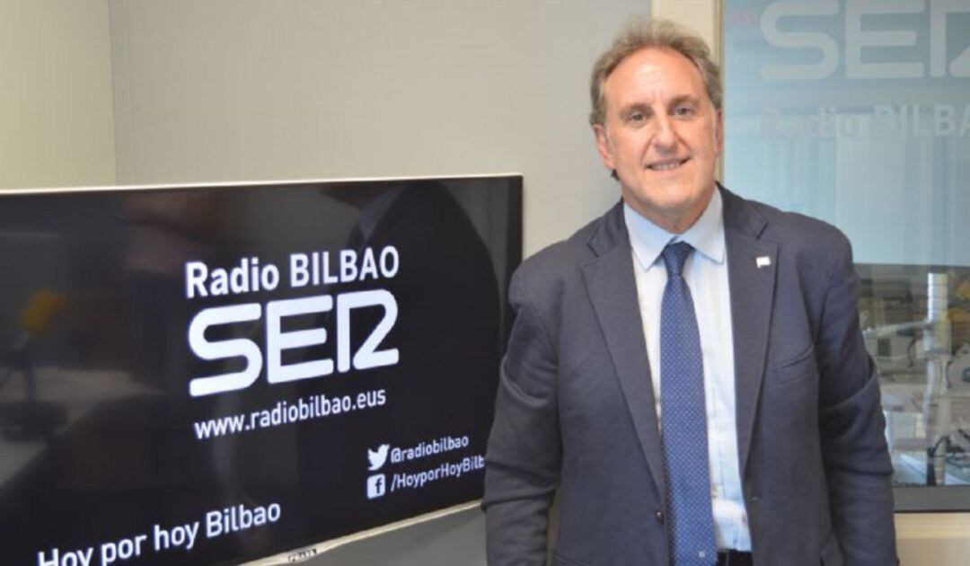 Alfonso Gil en los estudios de Radio Bilbao