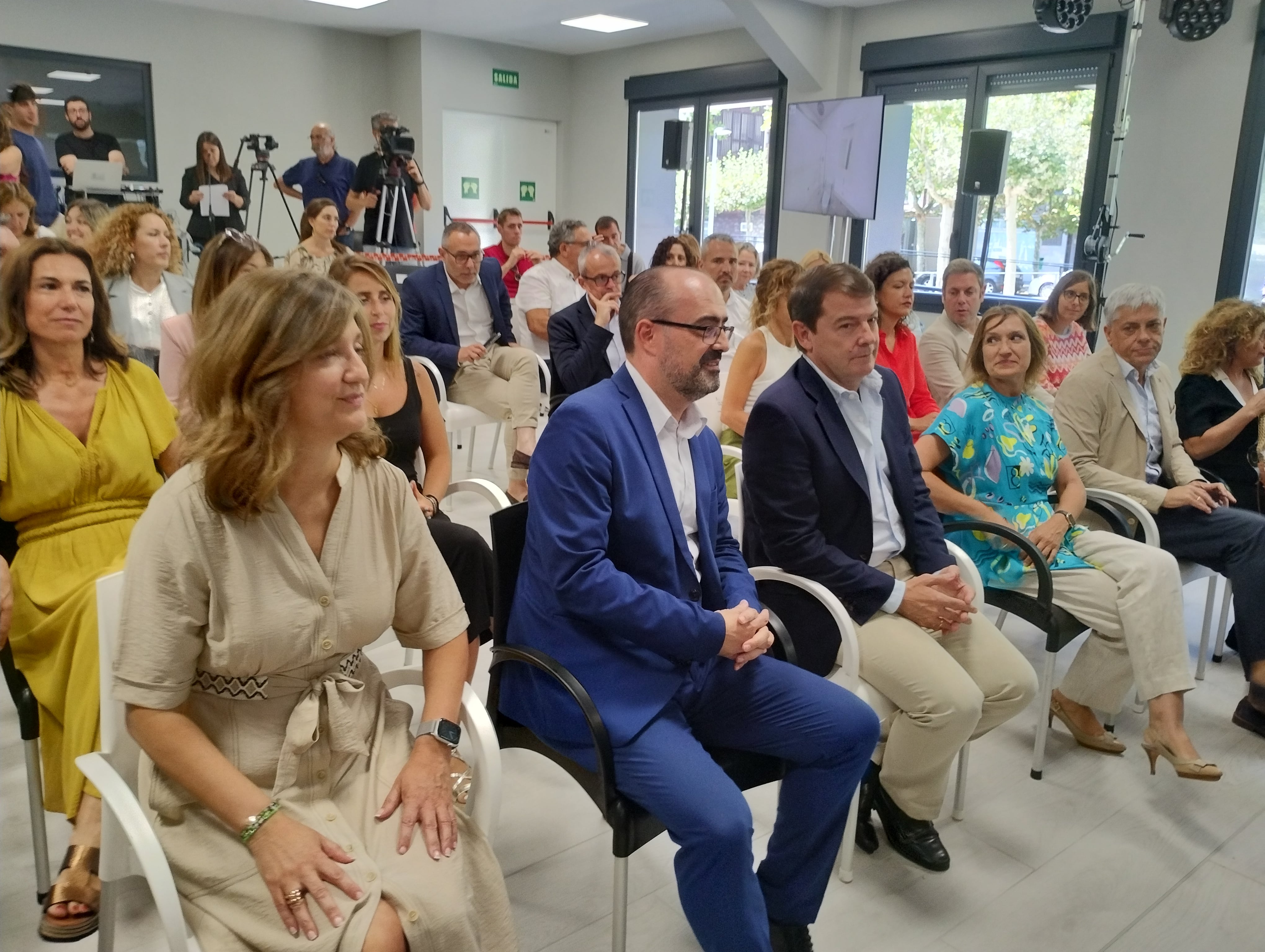 Visita de Fernández Mañueco al colegio mayor de Ponferrada