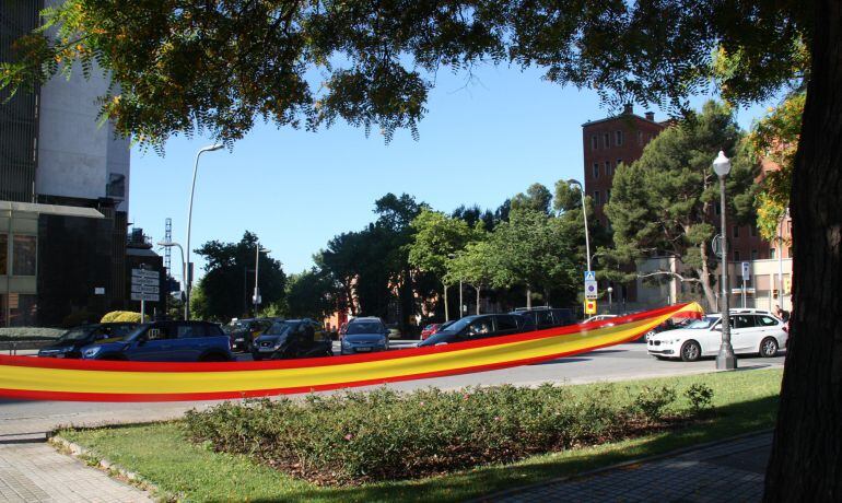 La bandera espanyola que ha aparegut a la Plaça Pius XII, davant de l'Hotel Princesa Sofía de Barcelona