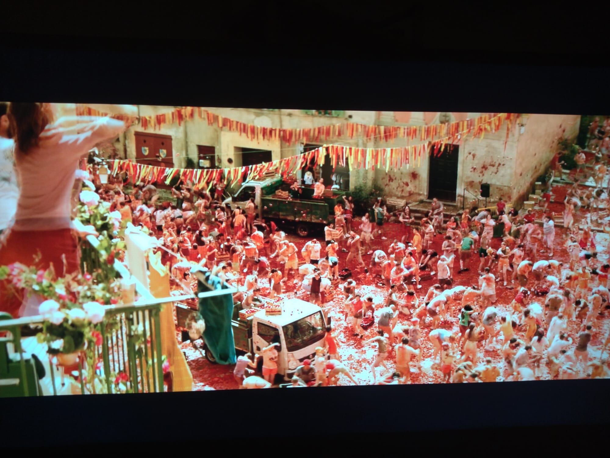El único parecido entre el Buñol de la película y el original es el tomate de la Tomatina