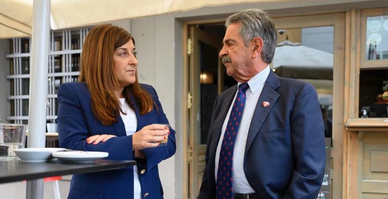 El presidente de Cantabria, Miguel Ángel Revilla mantiene un encuentro con la líder del PP, María José Sáenz de Buruaga