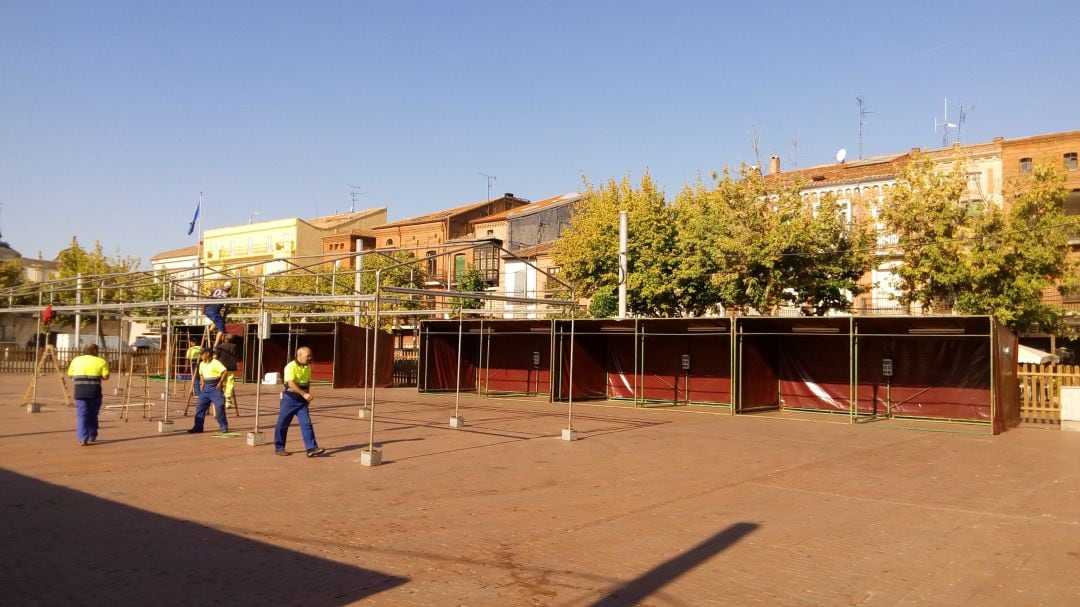 Preparativos en la Plaza Mayor para la Feria de Productos Ecológicos