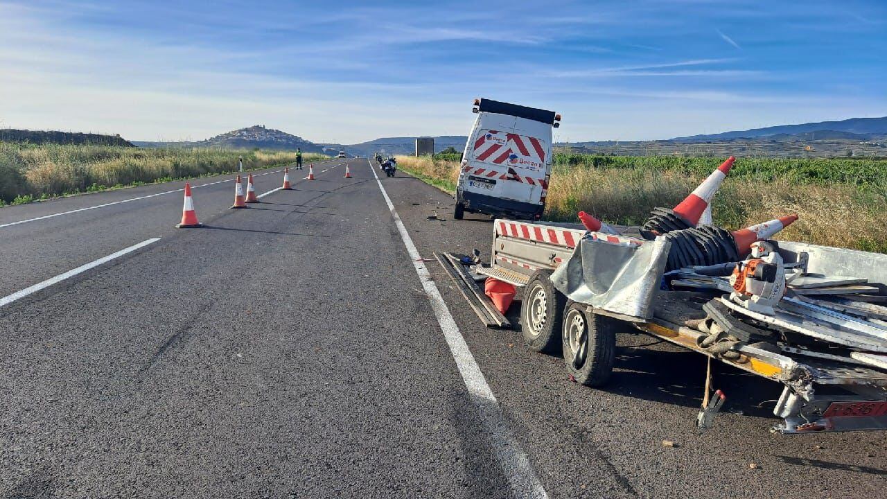 La carretera N-232 en Ausejo (La Rioja) ha registrado un accidente de tráfico por una colisión por alcance entre un camión y una furgoneta de mantenimiento de carreteras.