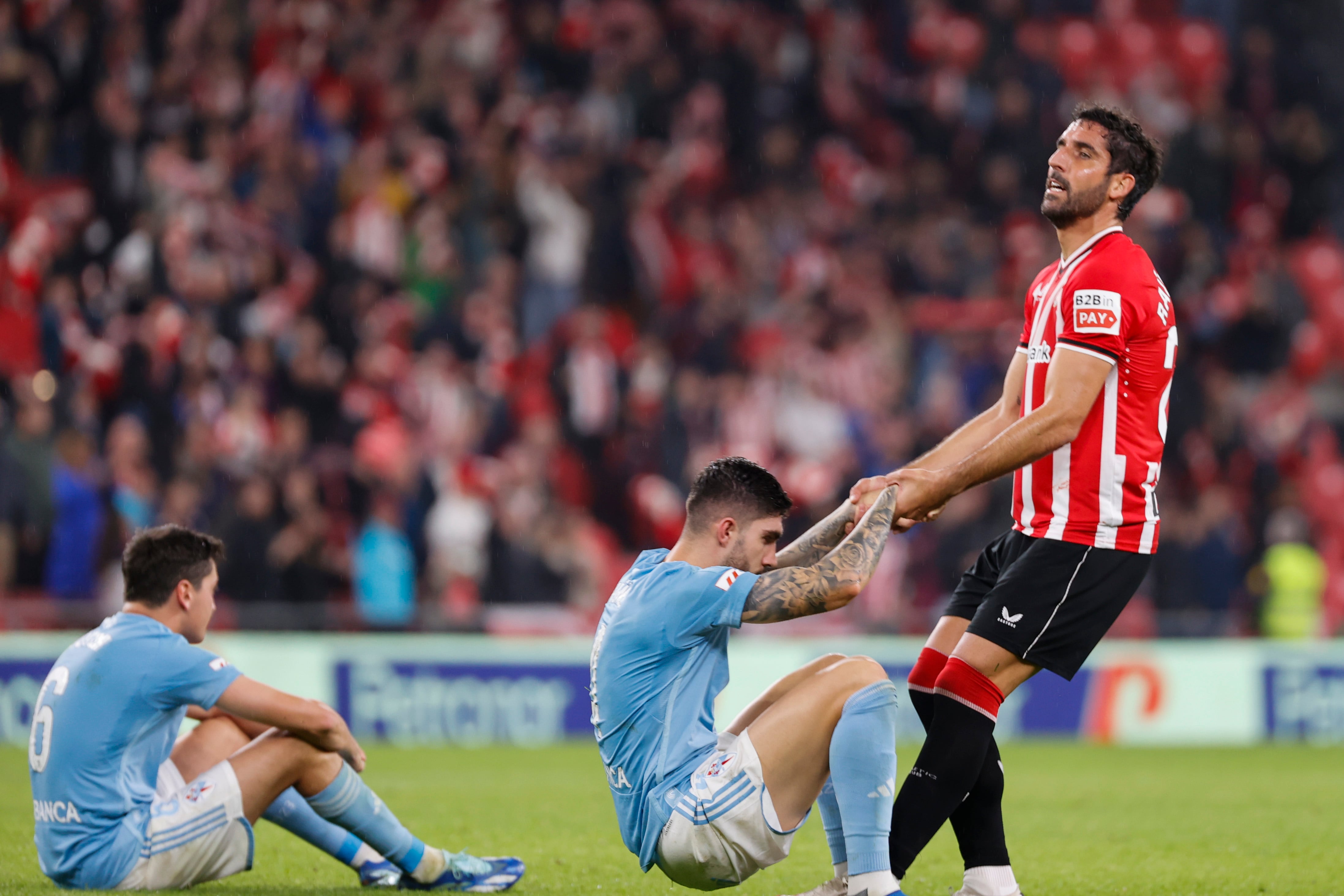 BILBAO, 10/11/2023.- El delantero del Athletic Raúl García (d) ayuda a levantarse a uno de los jugadores del Celta, al término del partido de LaLiga de fútbol que Athletic Club y Celta de Vigo han disputado este viernes en el estadio de San Mamés, en Bilbao. EFE/Luis Tejido
