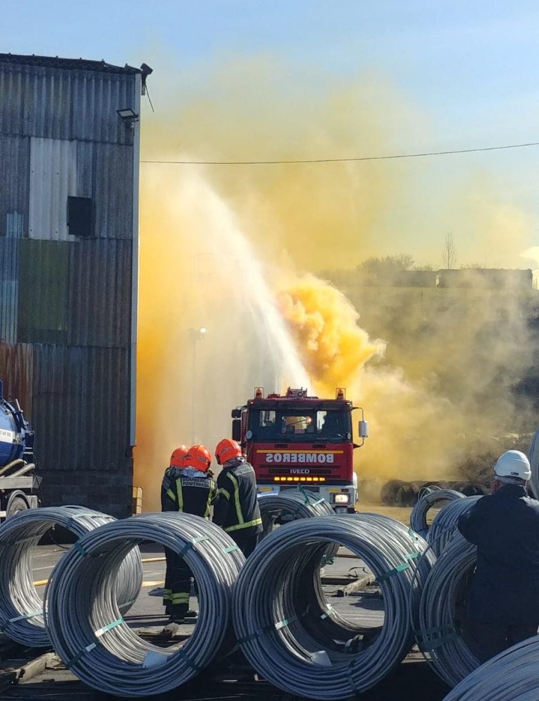 Los bomberos trabajan para refrigerar el tanque