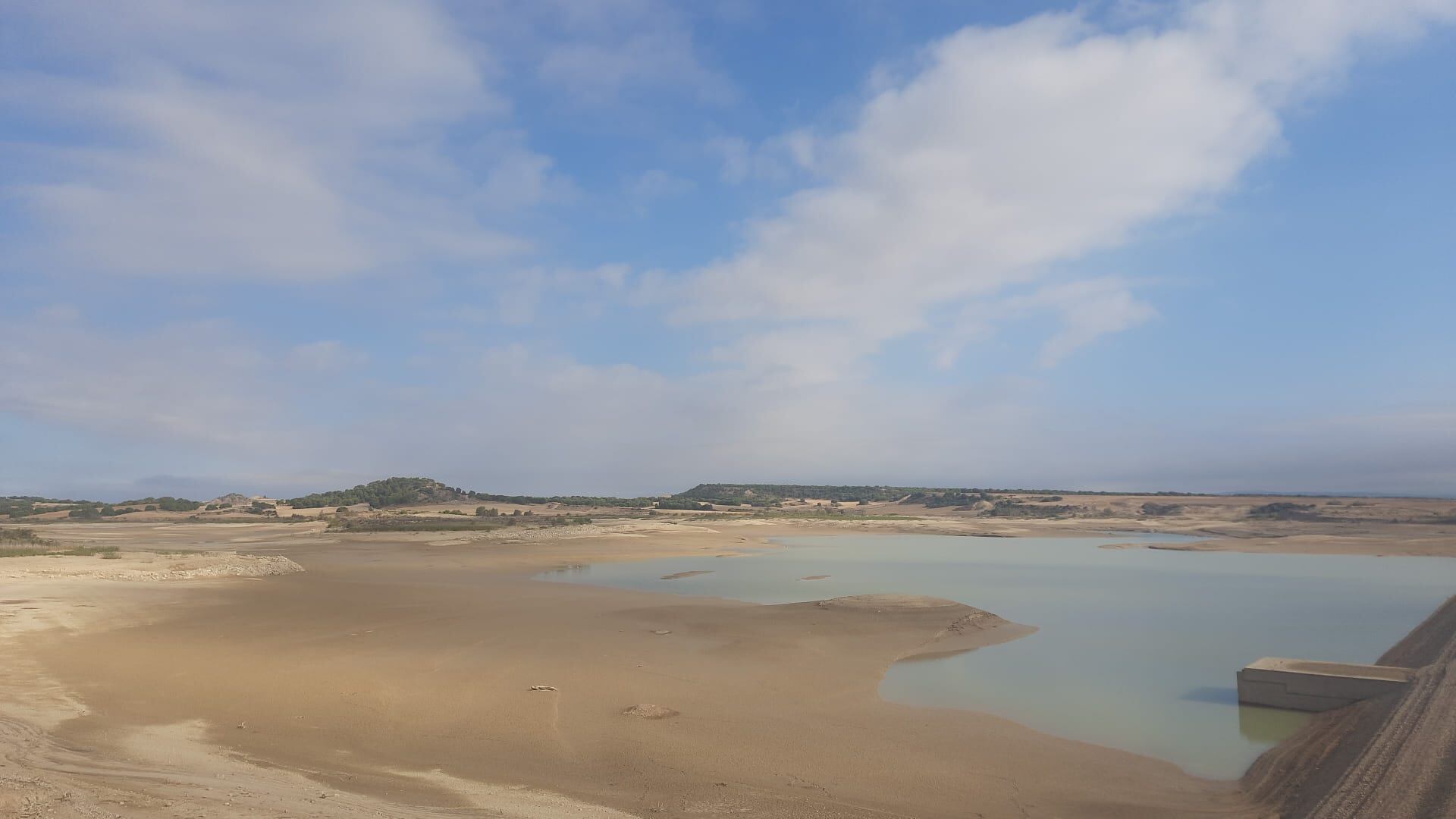 Embalse del Malvecino, sin apenas agua, en el sistema de Riegos de Bardenas, que adelanta - por la sequía - el cierre de la campaña de riegos