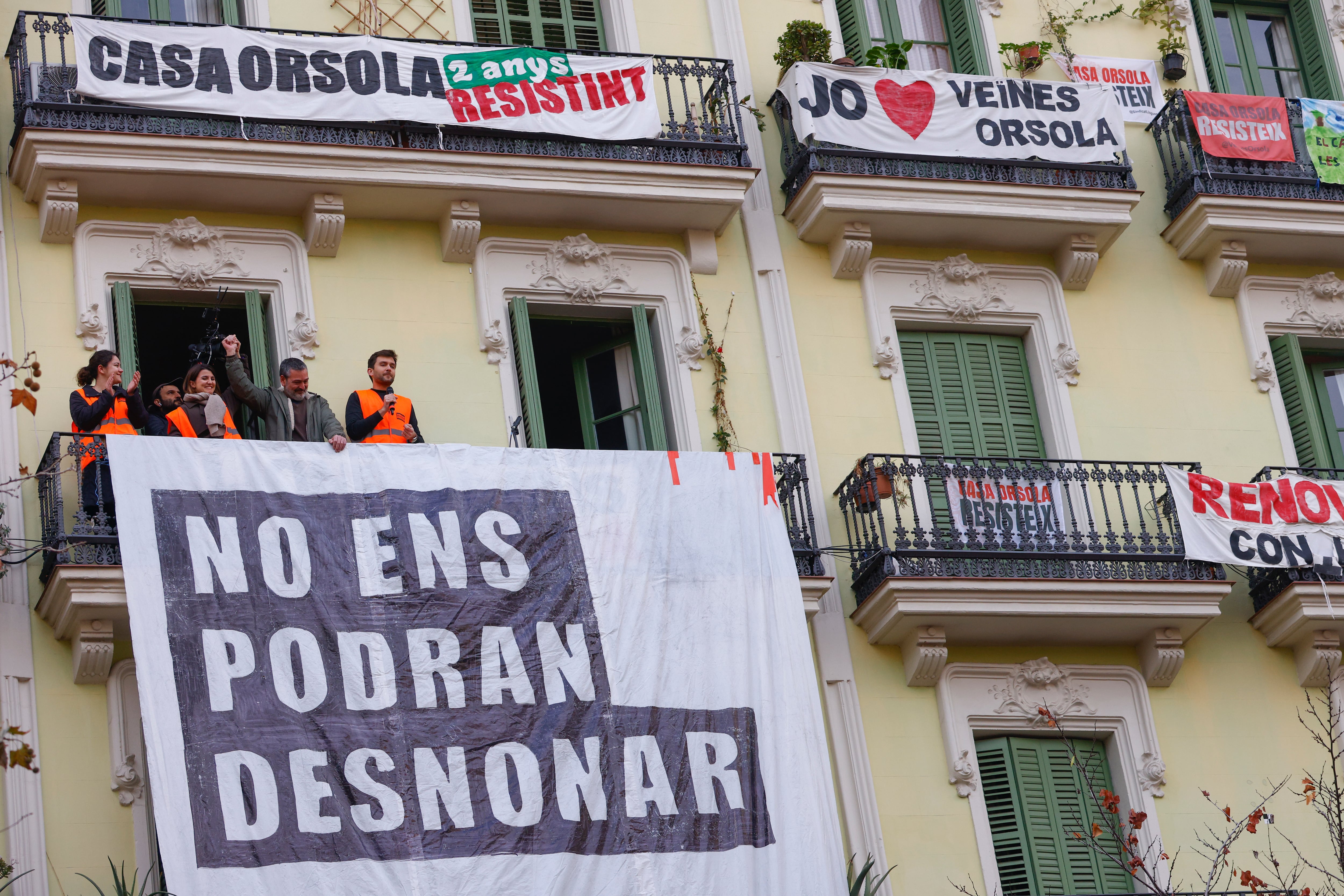 La comitiva judicial ha aplazado hasta la madrugada del martes el desahucio de Josep Torrent (en la imagen saluda desde el balcón), que se tenía que ejecutar este viernes en la Casa Orsola, un edificio del Eixample de Barcelona que ha comprado un fondo de inversiones para hacer alquileres de temporada y ante el que se han concentrado centenares de personas.El Tribunal Superior de Justicia de Cataluña (TSJC) ha informado de que la comitiva judicial ha acordado "aplazar el lanzamiento ante la imposibilidad de llevarlo a término en condiciones de seguridad".EFE/ Quique García