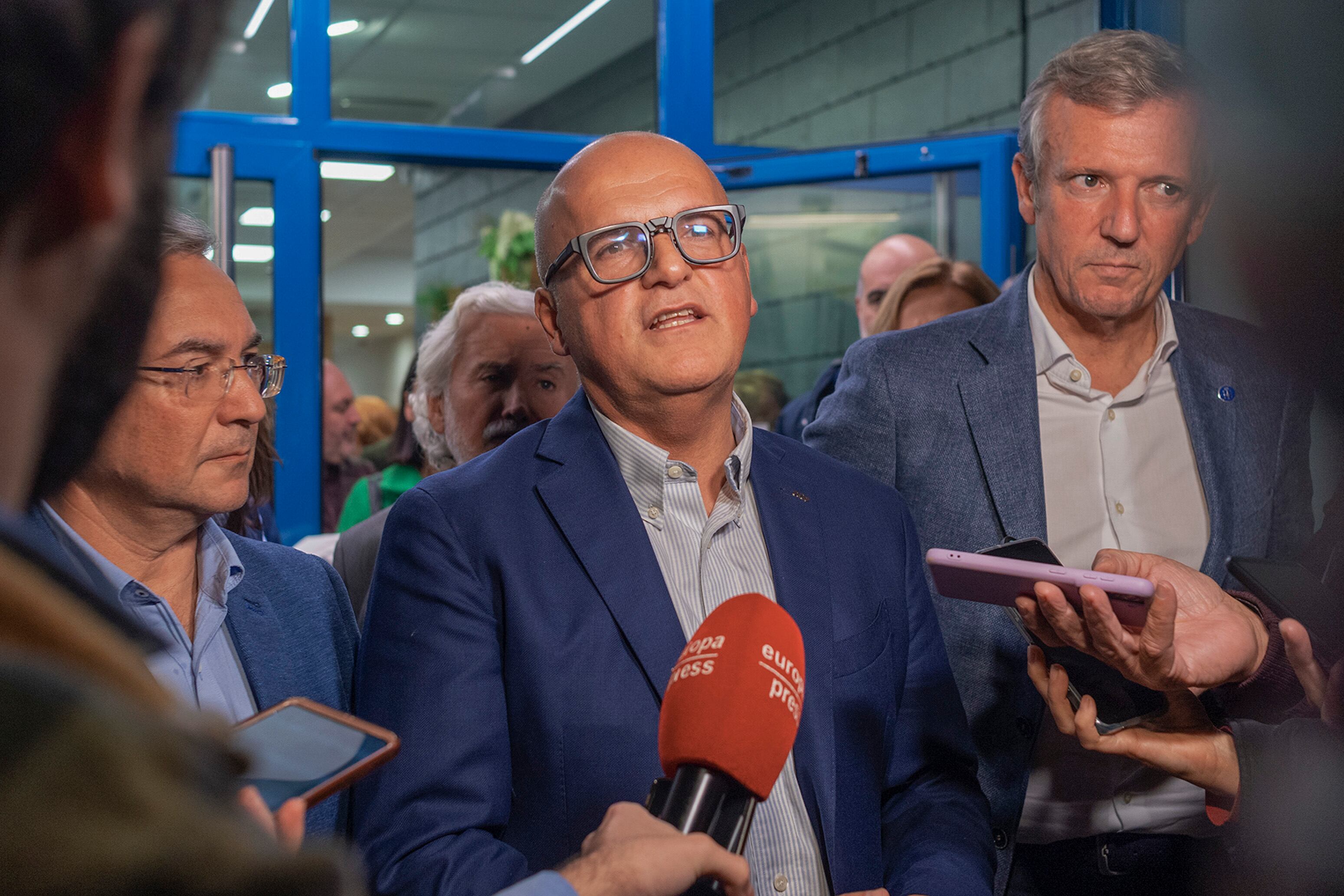 Foto de archivo de Baltar acompañado de Luis Menor y Alfonso Rueda a las puertas de la sede del PP en Ourense