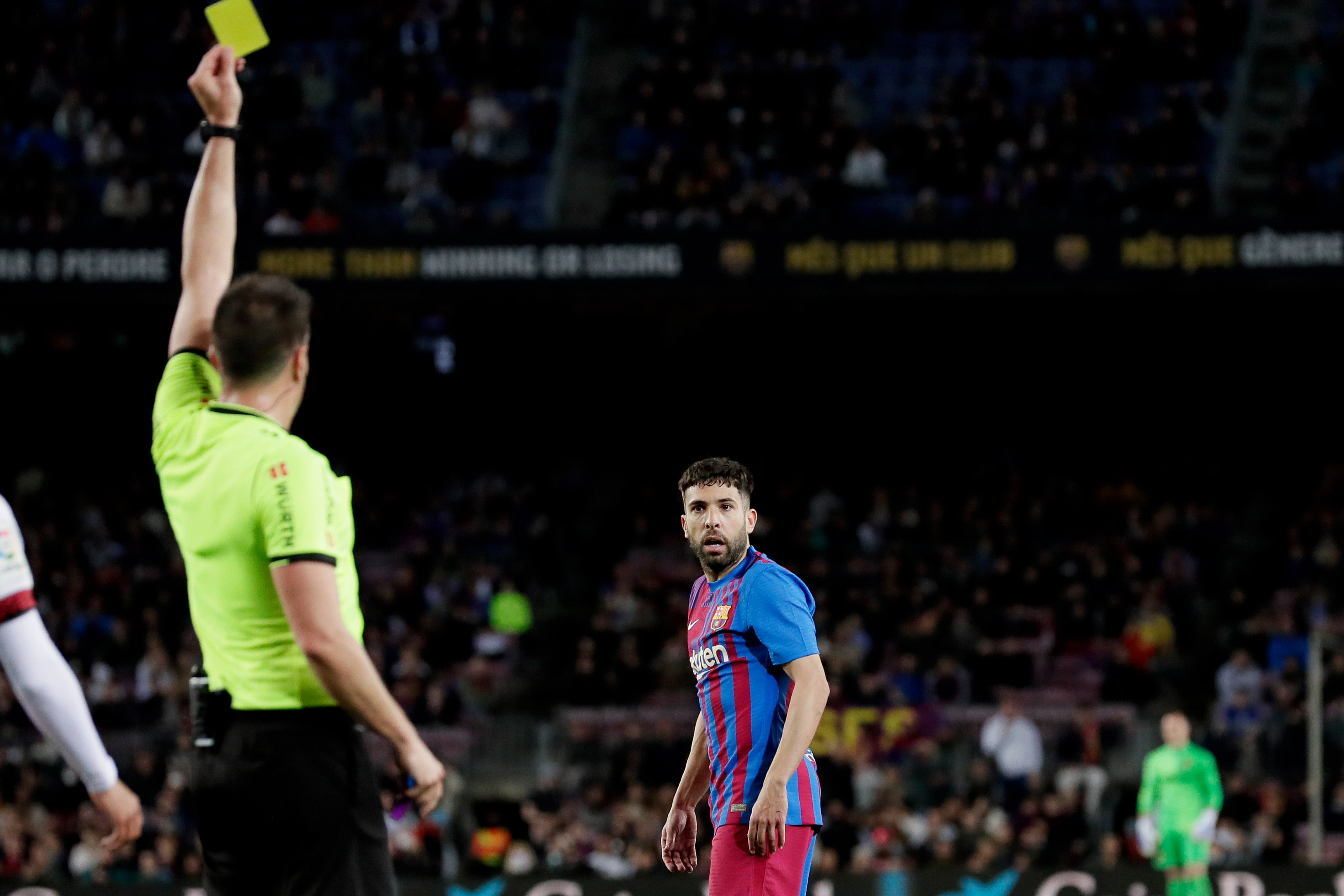 Jordi Alba ve la amarilla durante el partido ante el Rayo Vallecano.